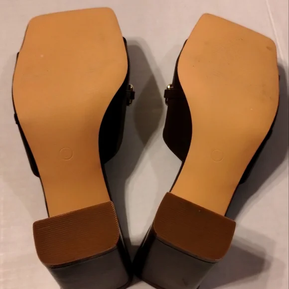 Liliana Block Heel Sandals Brown w/ Gold Link Accent Size 8 - NWOT - Picture 3 of 3